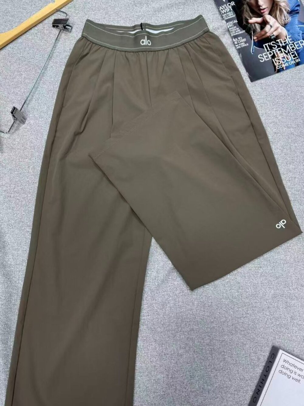 ALO Yoga⛵NWT Suit Up Trouser Olive (Regular Limited) - Picture 4 of 8